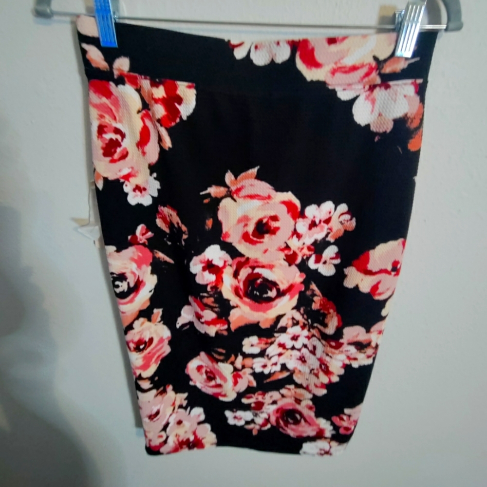 Iris Floral Bodycon Skirt black and Pink